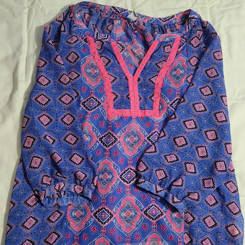 Old navy sheer blouse in a size medium. - Picture 3 of 4